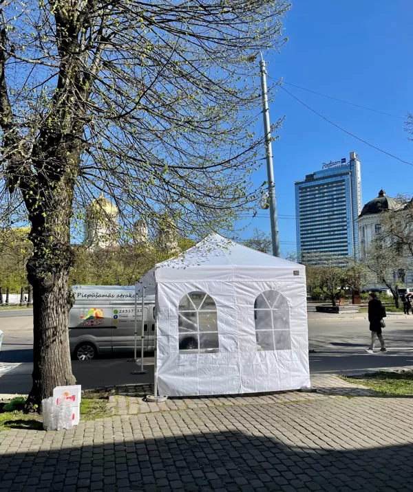 Iespējams, labākais, bezmaksas parkings Rīgas centrā. Kāda pasākuma atklāšana.