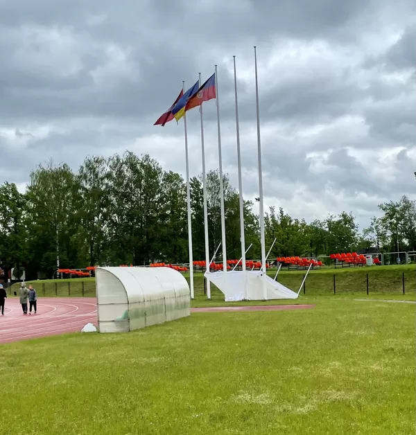 Viens no sezonas top aplauzieniem,daba ir stiprāka par ražotāja materiālu. Nojumei paldies