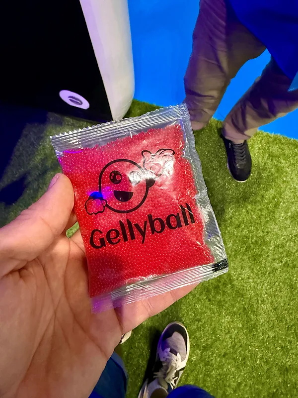 šajā paciņā ir 10 000 lodes priekš GellyBall pistolēm. Neticās, bet ir.