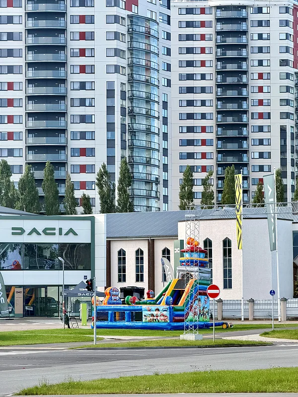 Klientu diena Rīgā, Skanstes ielā. Rudens vēsmas jūtamas. Septembra sākums.